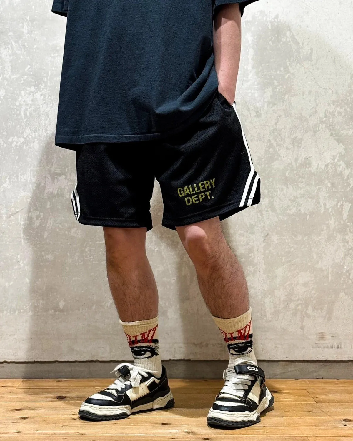 GALLERY DEPT. VENICE COURT SHORTS English mesh shorts Logo webbing wide-leg basketball shorts Black and white S-XL Original molding Loose wide-leg version American boys' first choice Breathable mesh fabric Superimposed soft material inside Comfortable and easy to match Custom-woven original consistent webbing/main mark/component wash mark Details are enlarged to follow